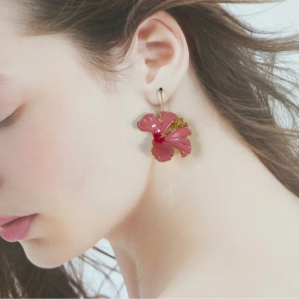 3/$20 Vintage Enamel Beautiful Pink Hibiscus Flower Gold Accent Earrings - Picture 2 of 4